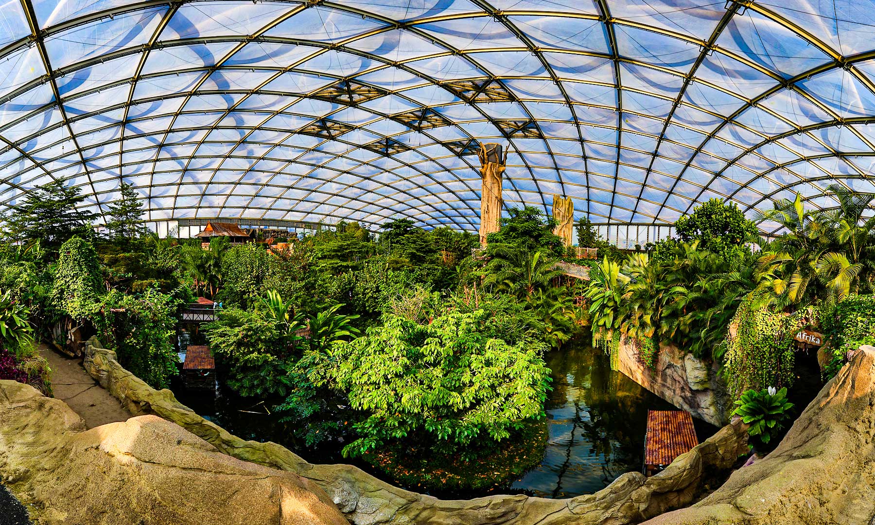 Tropenerelbniswelt-Gondwanland-mit-Bootstour_Überblicksaufnahme_©_Zoo-Leipzig